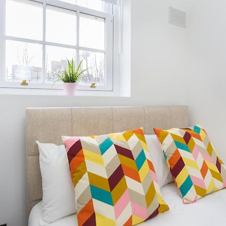 City Centre One Bedroom Apartment Next To Station, Newly Renovated 런던 외부 사진