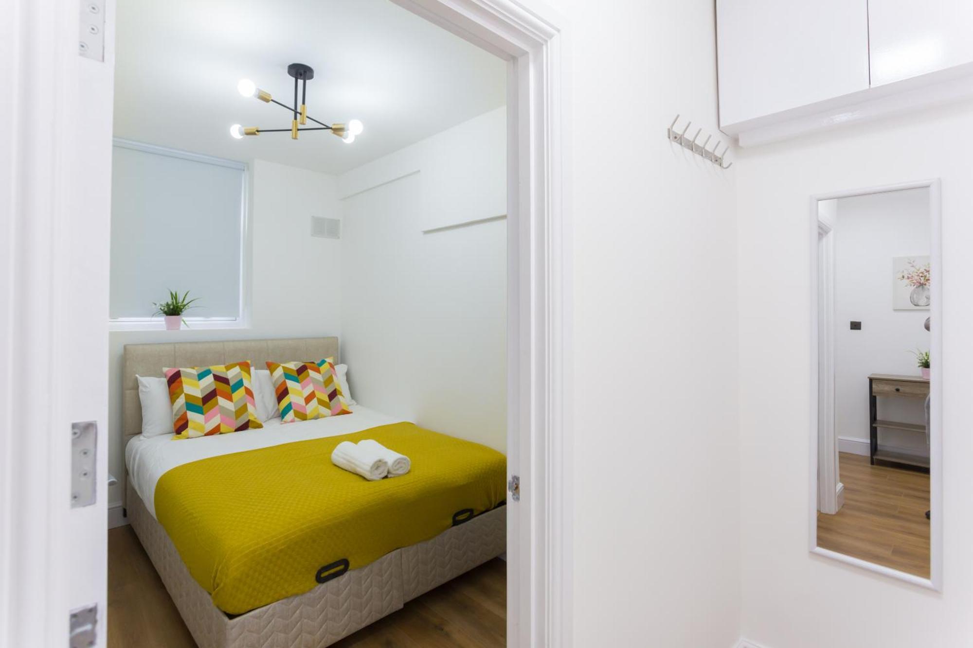 City Centre One Bedroom Apartment Next To Station, Newly Renovated 런던 외부 사진