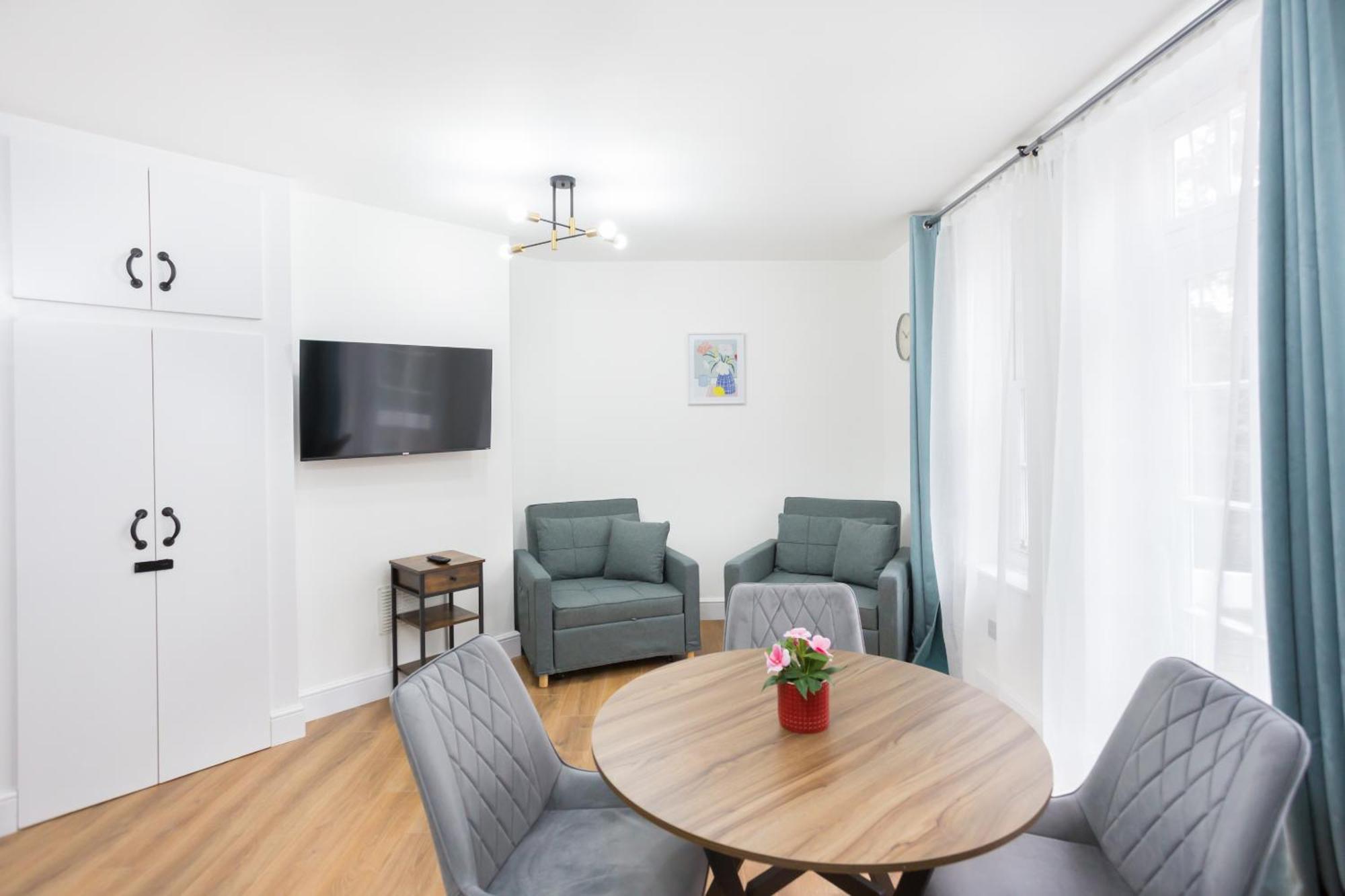 City Centre One Bedroom Apartment Next To Station, Newly Renovated 런던 외부 사진