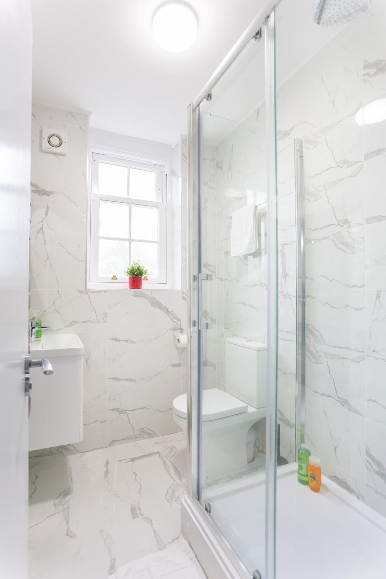 City Centre One Bedroom Apartment Next To Station, Newly Renovated 런던 외부 사진