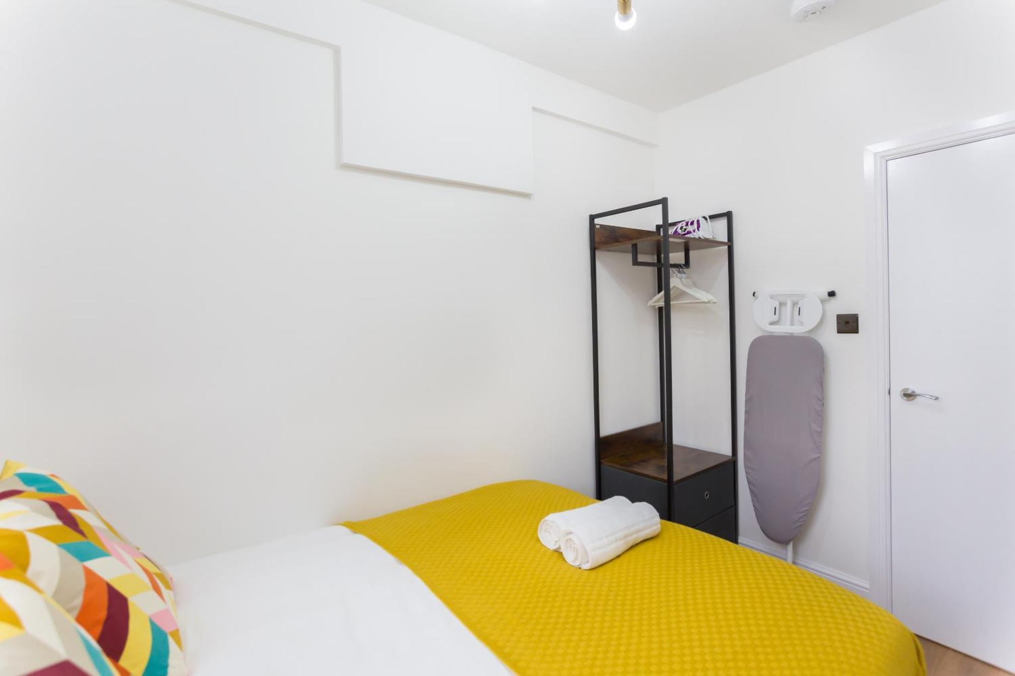 City Centre One Bedroom Apartment Next To Station, Newly Renovated 런던 외부 사진