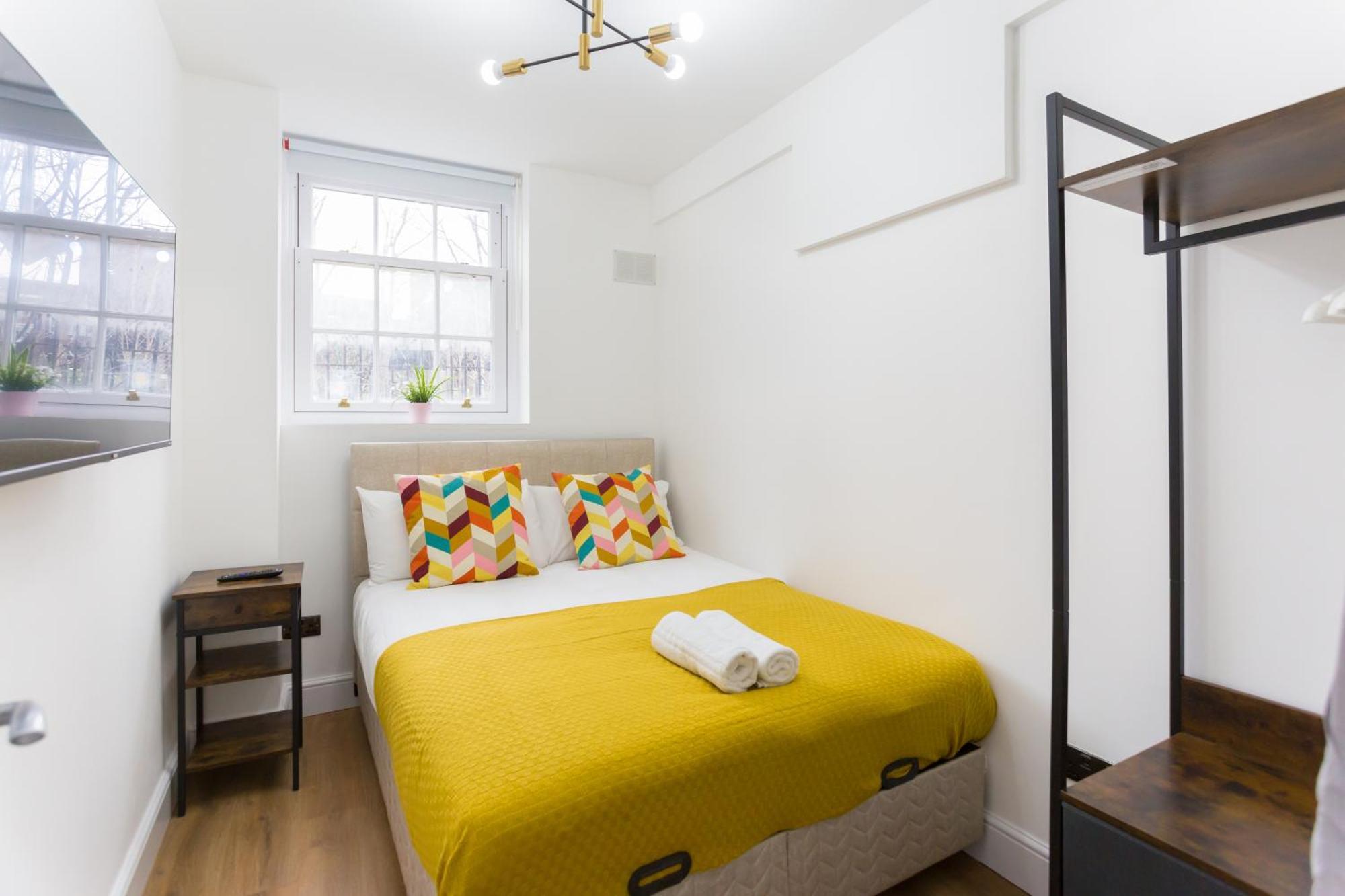 City Centre One Bedroom Apartment Next To Station, Newly Renovated 런던 외부 사진