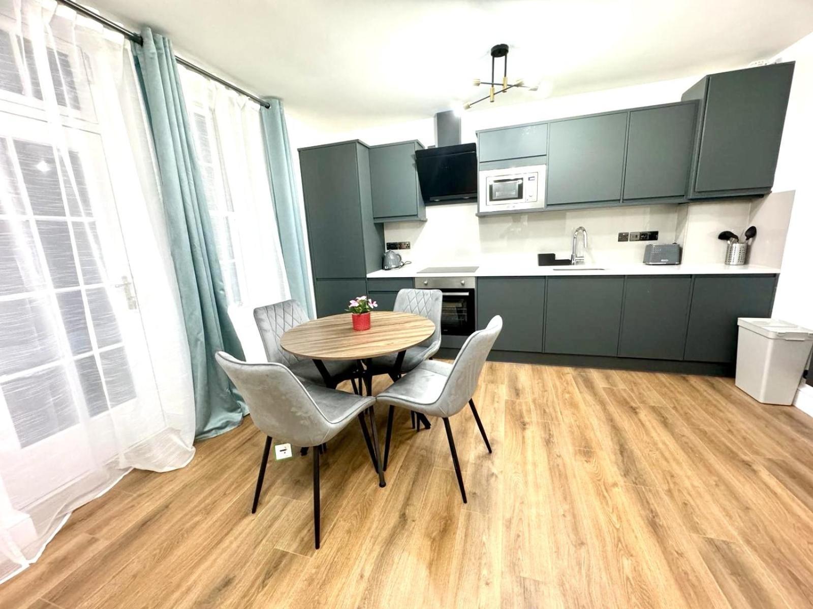City Centre One Bedroom Apartment Next To Station, Newly Renovated 런던 외부 사진