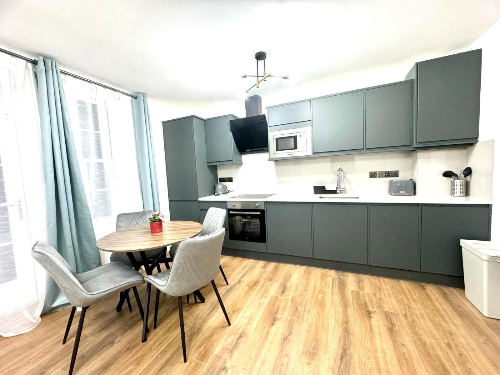 City Centre One Bedroom Apartment Next To Station, Newly Renovated 런던 외부 사진