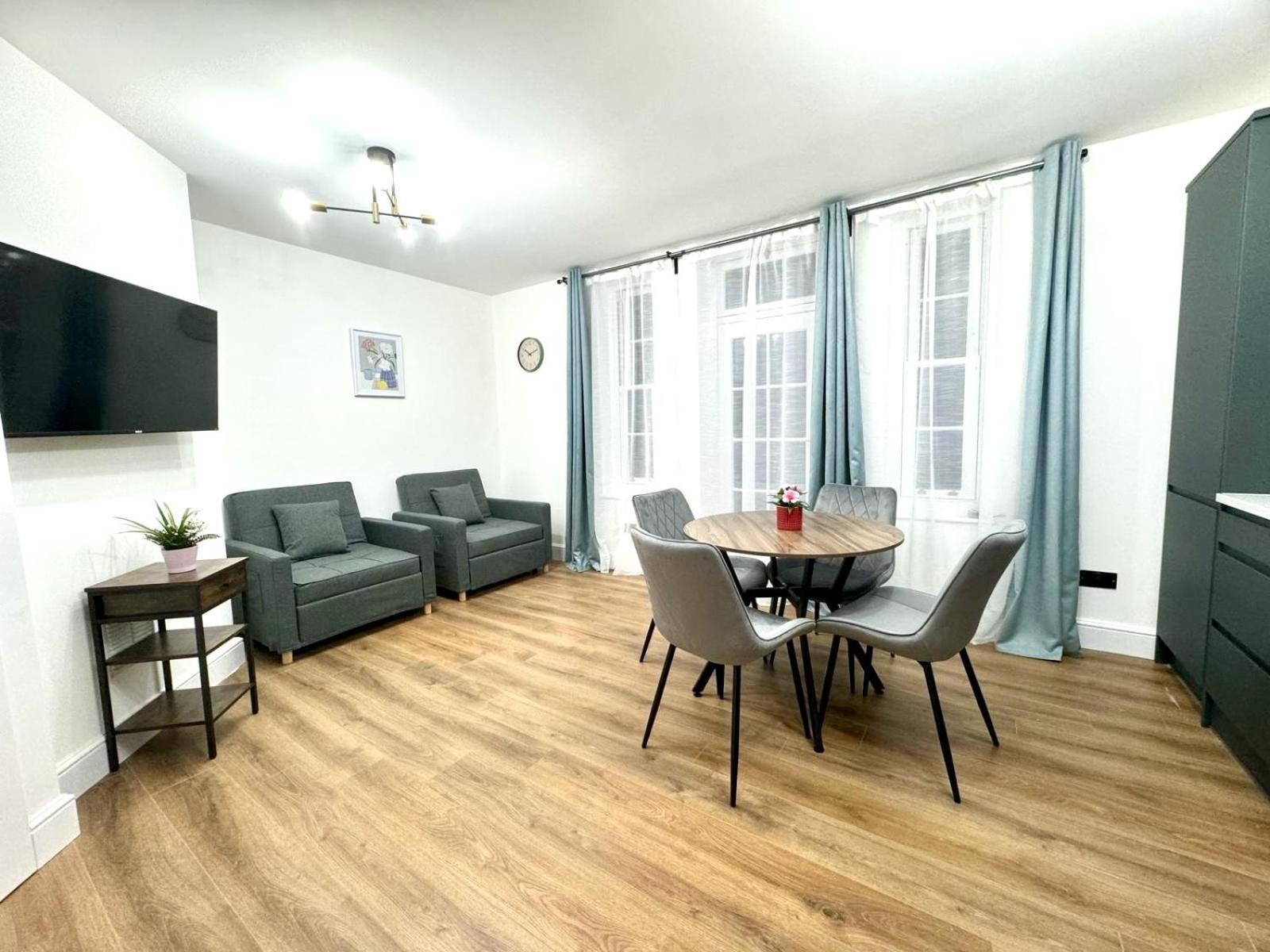 City Centre One Bedroom Apartment Next To Station, Newly Renovated 런던 외부 사진