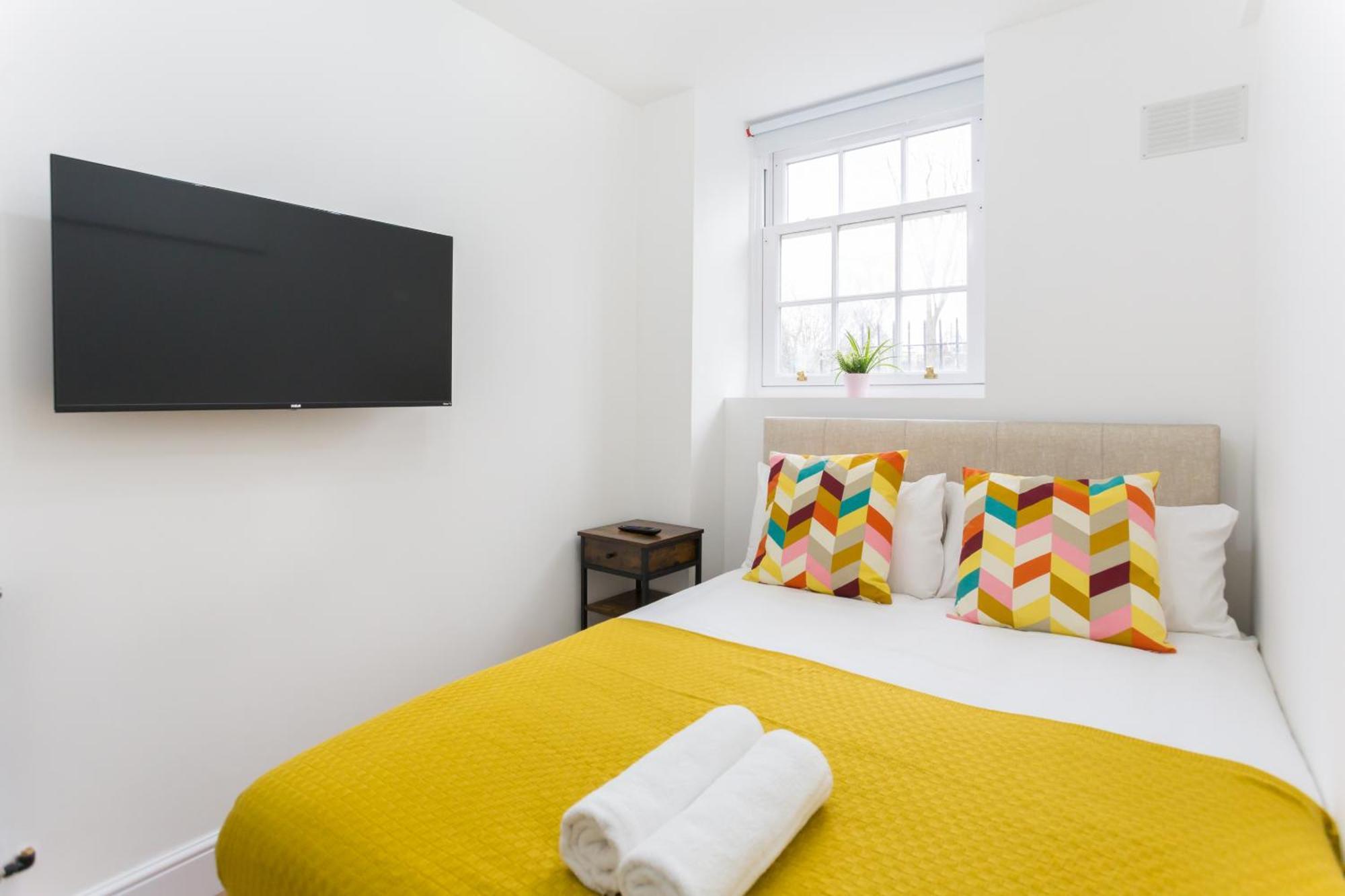 City Centre One Bedroom Apartment Next To Station, Newly Renovated 런던 외부 사진