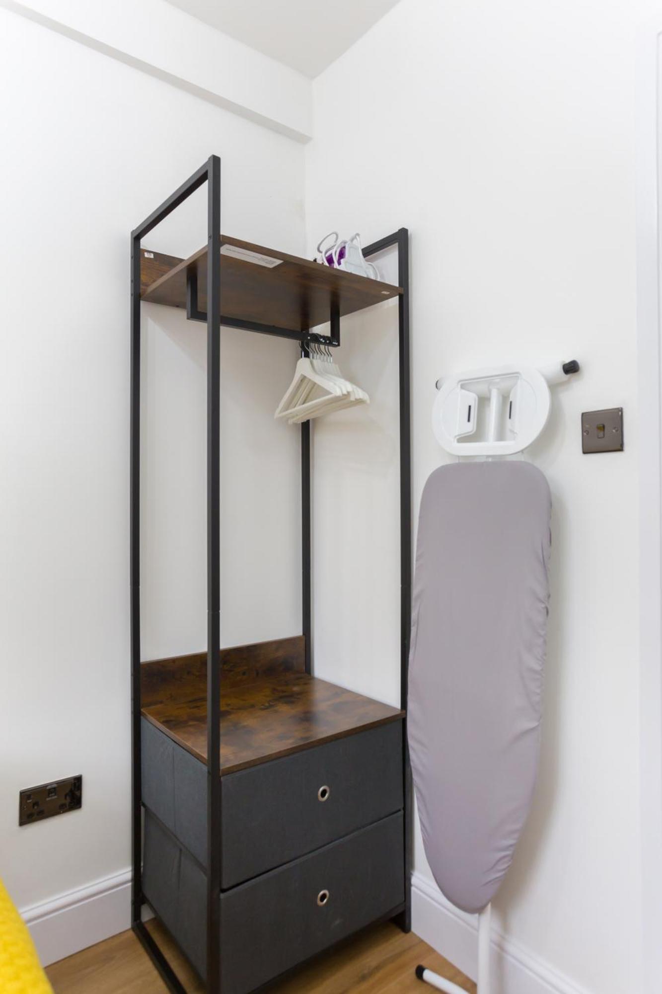 City Centre One Bedroom Apartment Next To Station, Newly Renovated 런던 외부 사진
