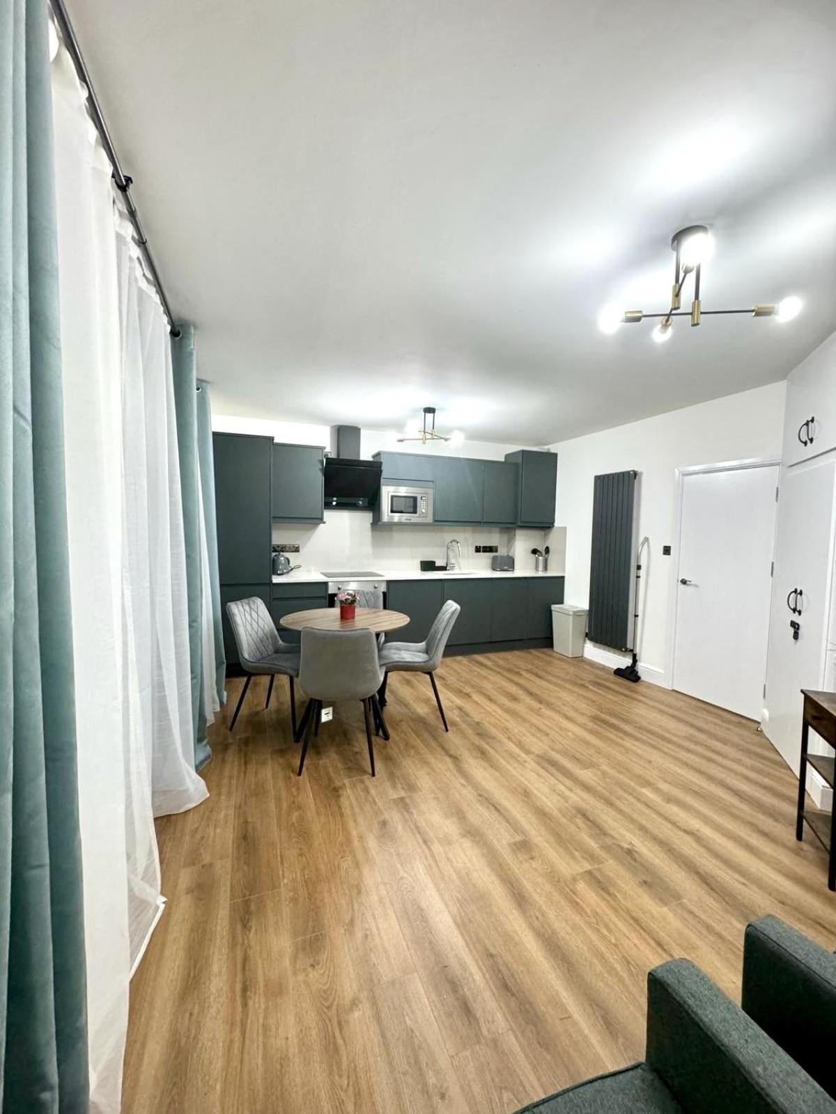 City Centre One Bedroom Apartment Next To Station, Newly Renovated 런던 외부 사진