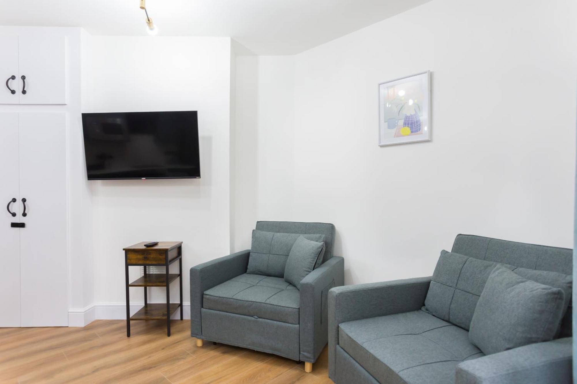 City Centre One Bedroom Apartment Next To Station, Newly Renovated 런던 외부 사진