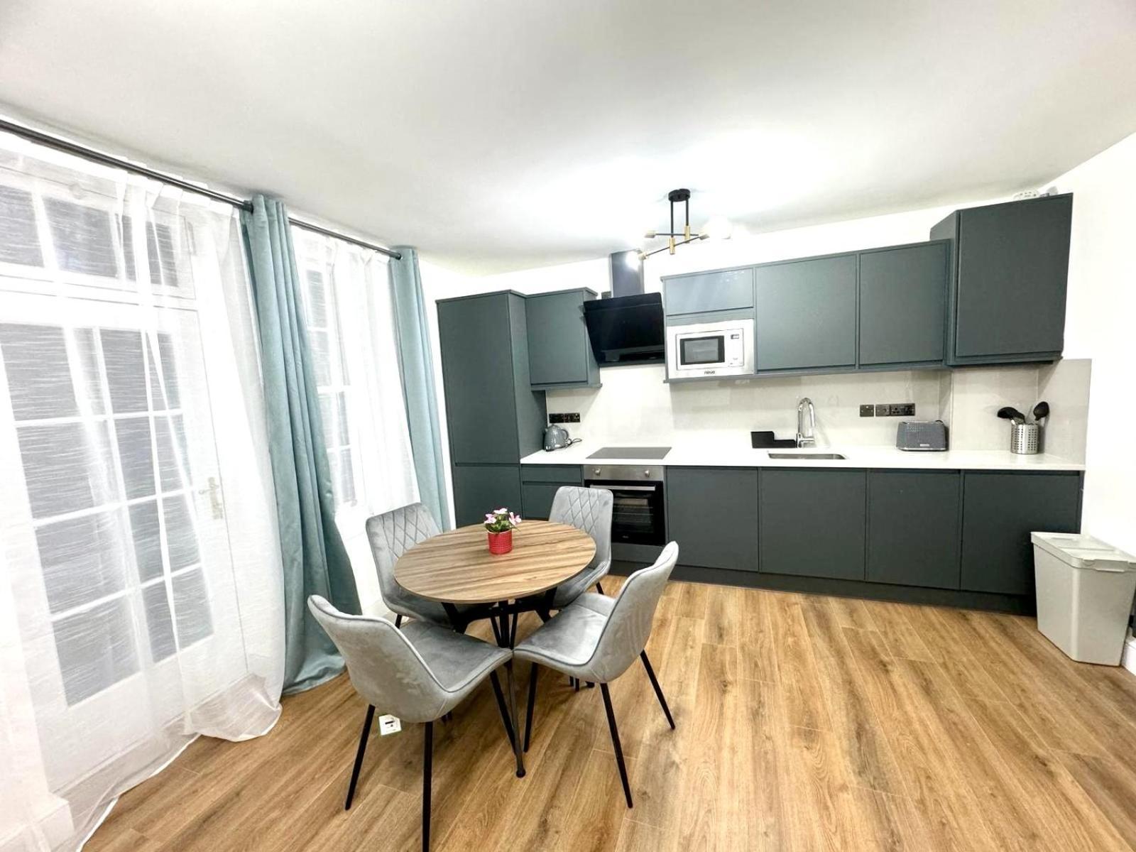 City Centre One Bedroom Apartment Next To Station, Newly Renovated 런던 외부 사진