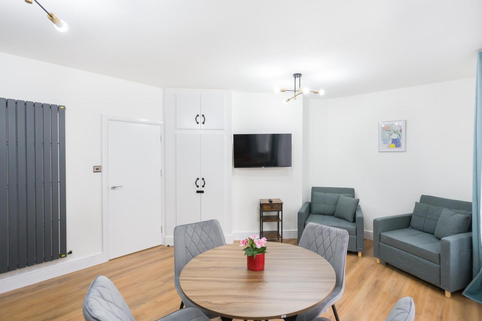 City Centre One Bedroom Apartment Next To Station, Newly Renovated 런던 외부 사진
