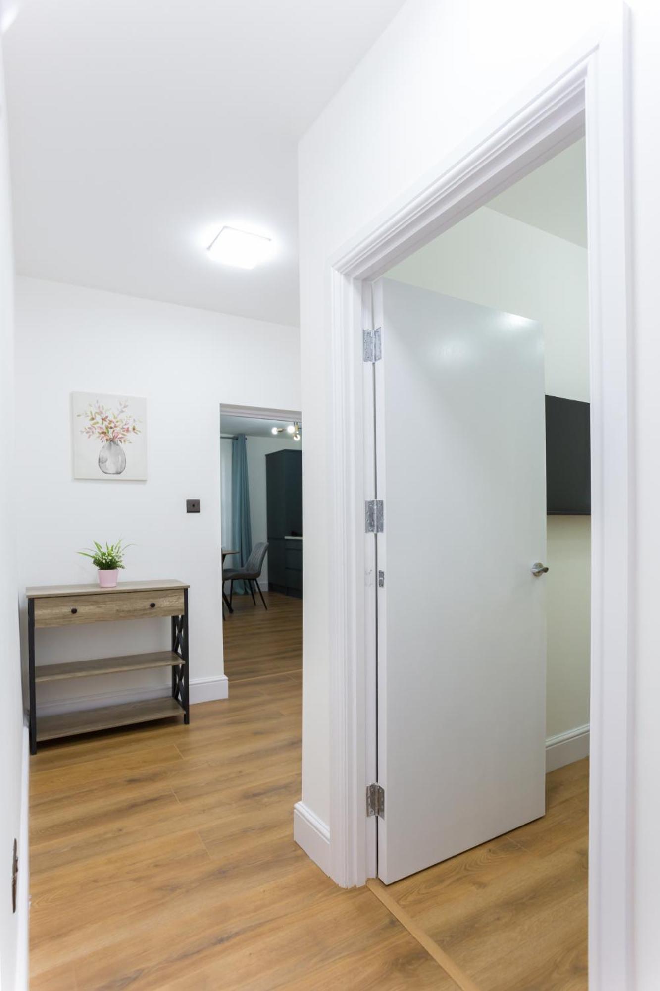 City Centre One Bedroom Apartment Next To Station, Newly Renovated 런던 외부 사진