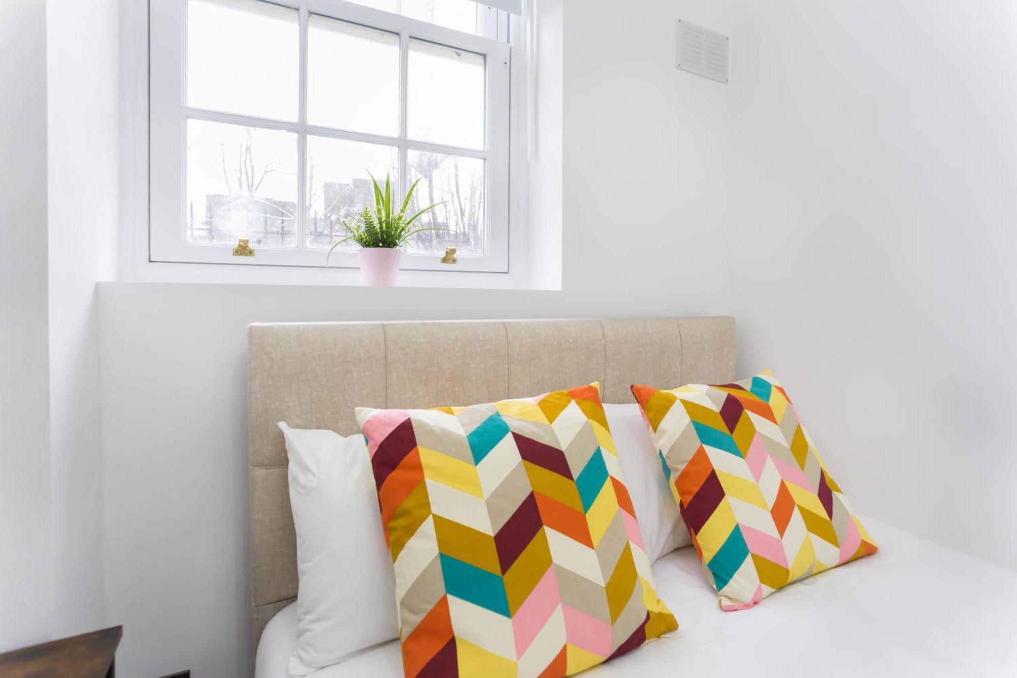 City Centre One Bedroom Apartment Next To Station, Newly Renovated 런던 외부 사진