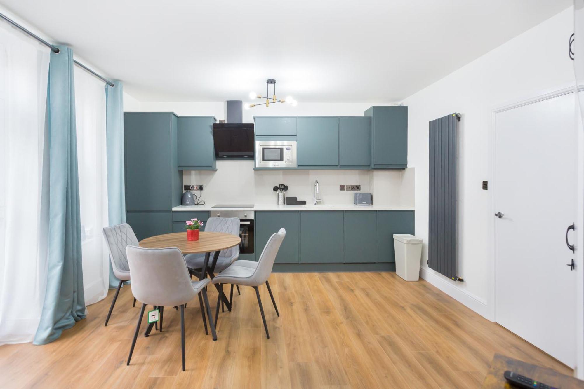 City Centre One Bedroom Apartment Next To Station, Newly Renovated 런던 외부 사진