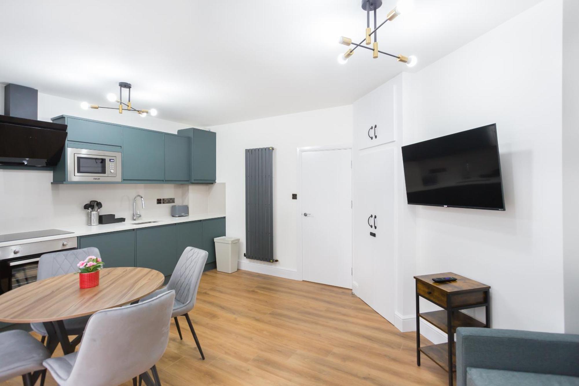 City Centre One Bedroom Apartment Next To Station, Newly Renovated 런던 외부 사진