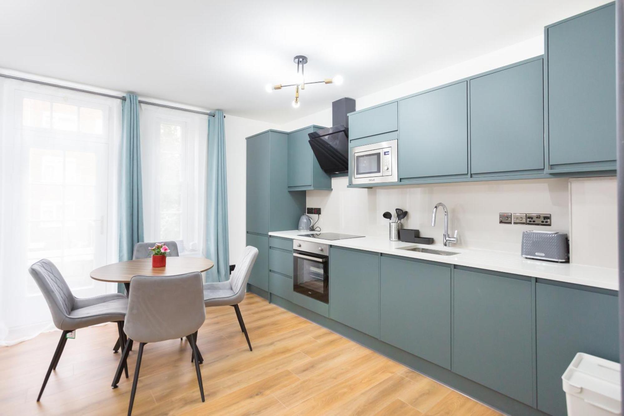 City Centre One Bedroom Apartment Next To Station, Newly Renovated 런던 외부 사진