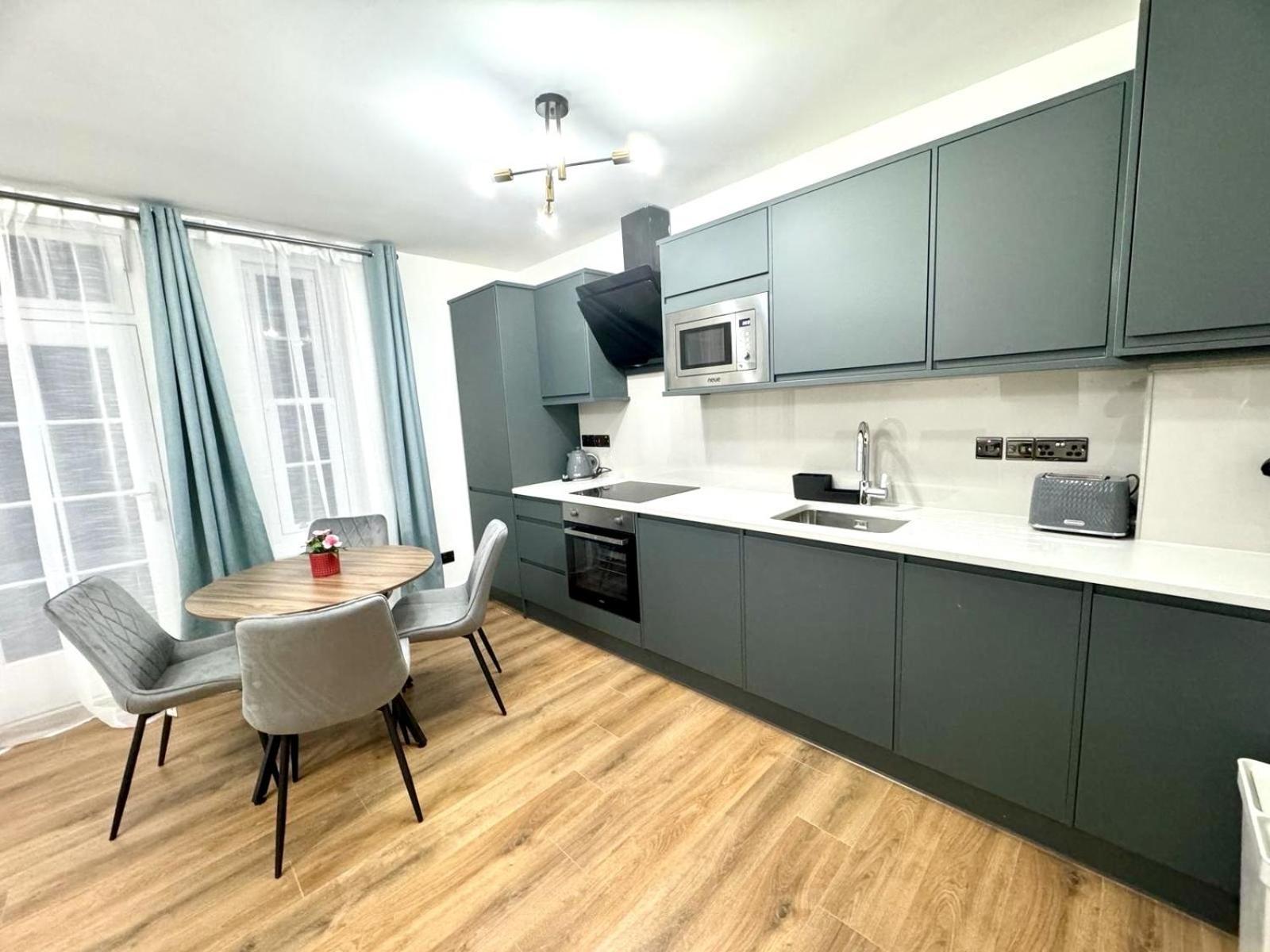 City Centre One Bedroom Apartment Next To Station, Newly Renovated 런던 외부 사진