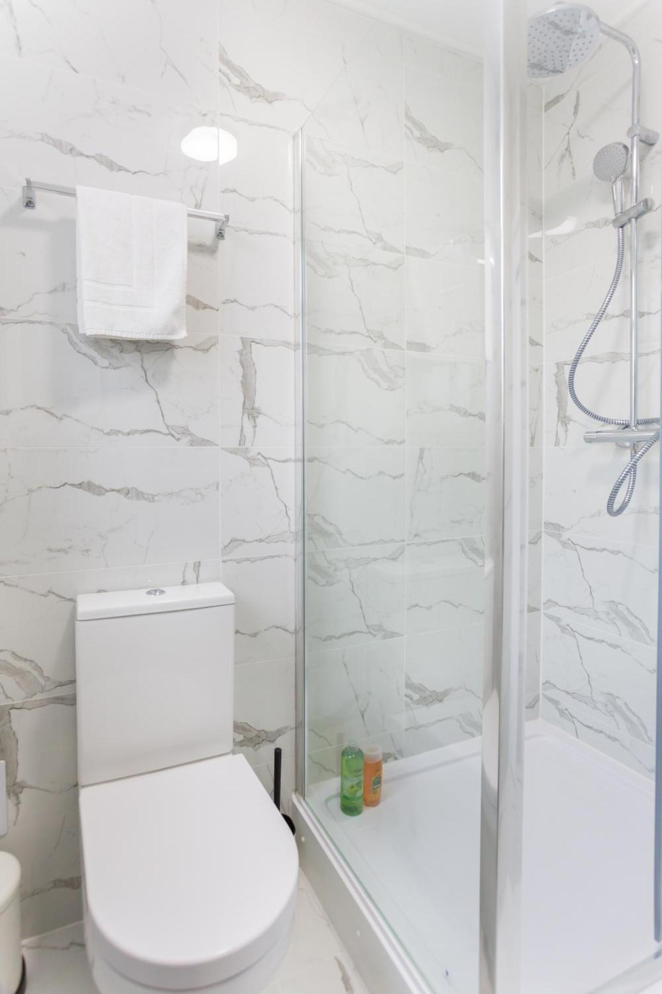 City Centre One Bedroom Apartment Next To Station, Newly Renovated 런던 외부 사진