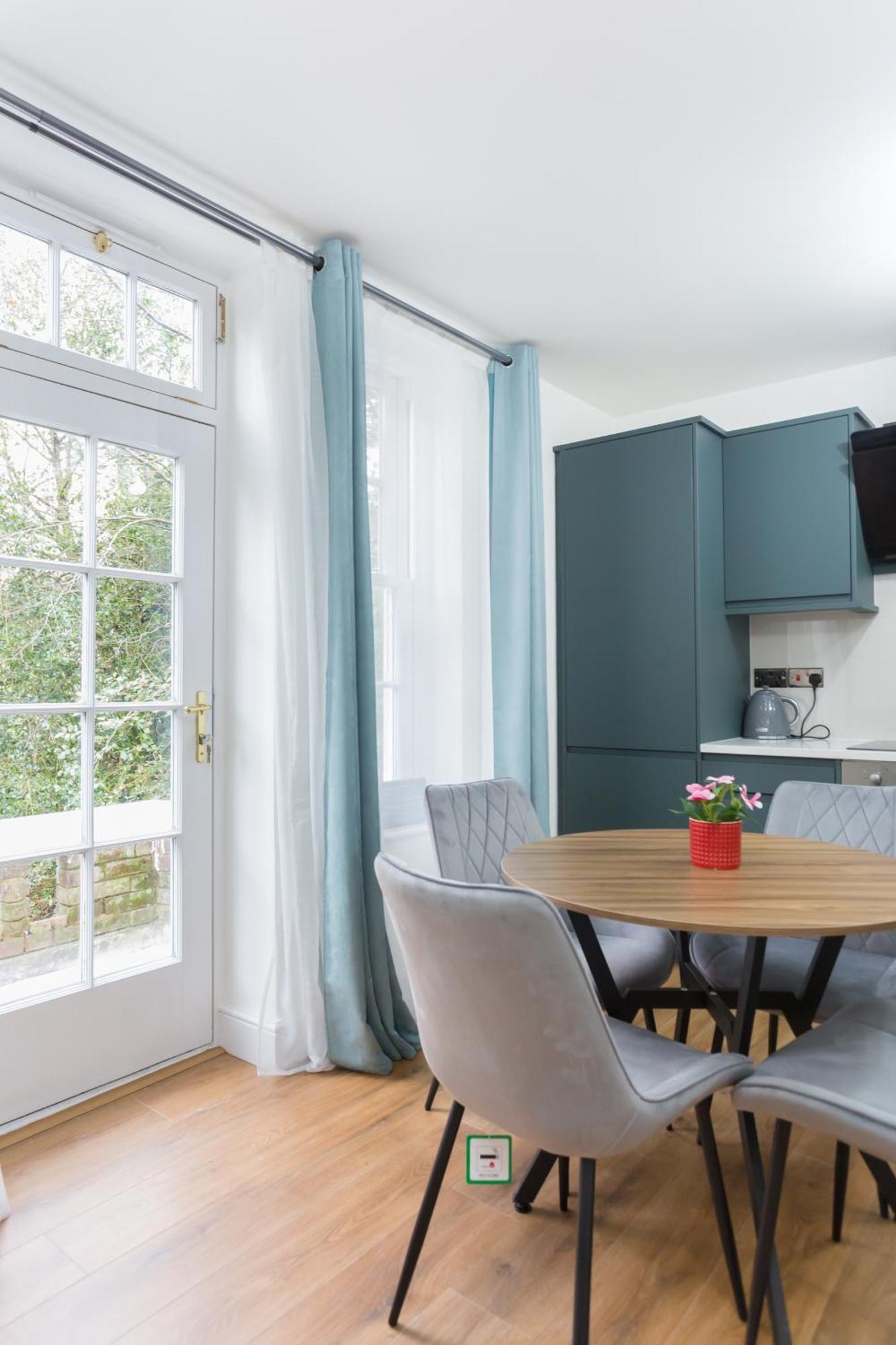City Centre One Bedroom Apartment Next To Station, Newly Renovated 런던 외부 사진