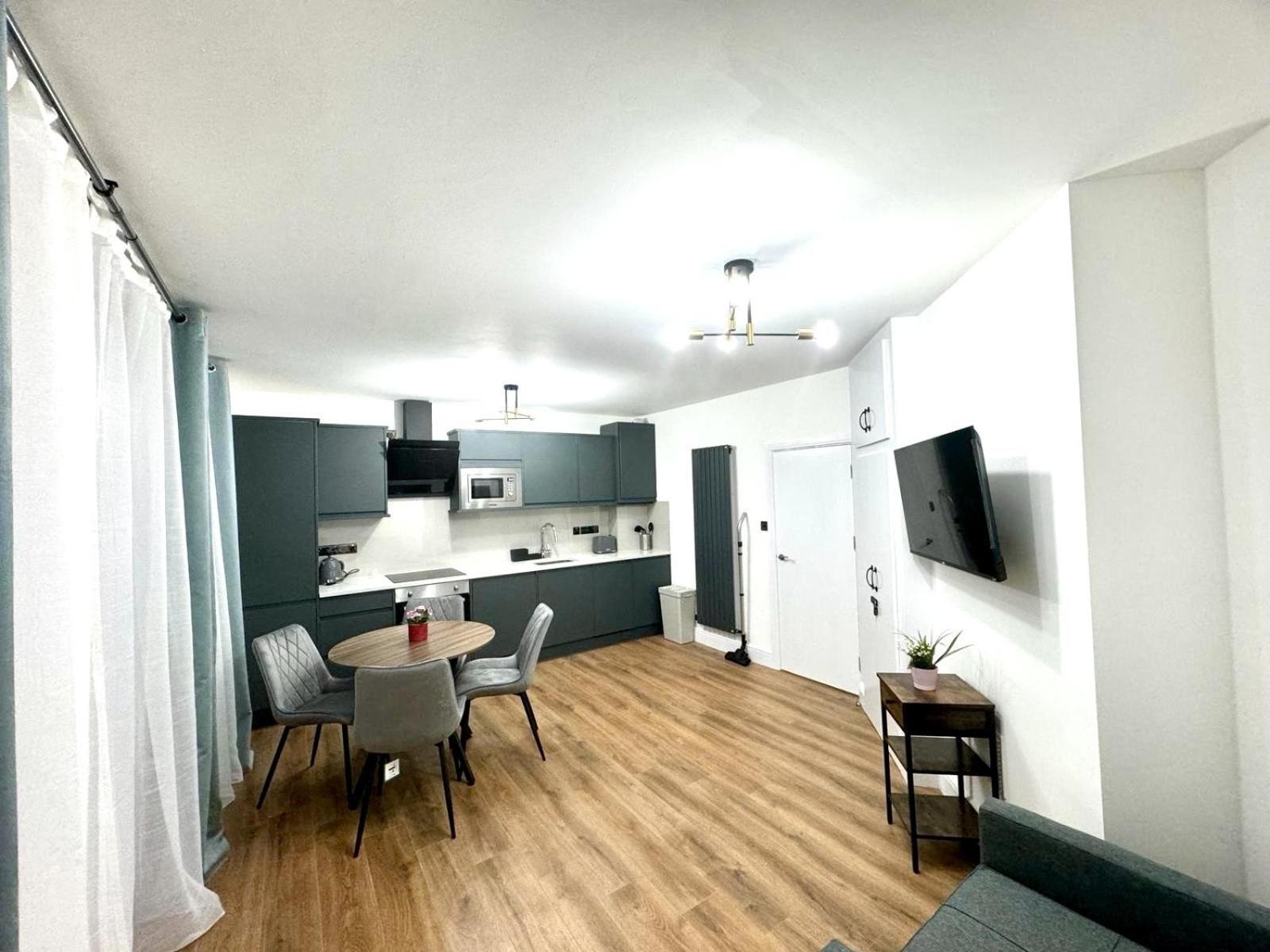 City Centre One Bedroom Apartment Next To Station, Newly Renovated 런던 객실 사진
